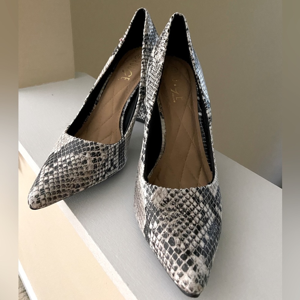 Rouge Helium snakeprint block heels size 7.5 NWOT